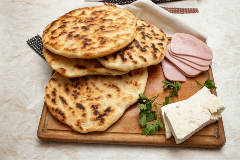 Lepinje bez kvasca, spremne za tren oka: Beli luk im daje poseban šmek, obogatite trpezu ovim specijalitetom