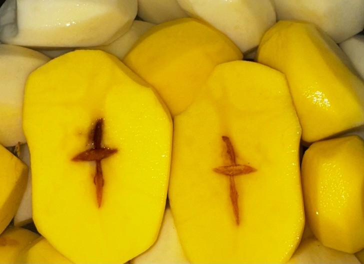 Tamara presekla krompir, pa na njemu ugledala jasno ocrtan krst: Lep znak na Jovanjdan u kući devetočlane porodice Garović