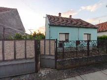 Na samo 7350 km od Njujorka prodaje se kuća i uz nju dva parking mesta ispred kapije: Slavko smislio oglas da bi dobio pivo od tašte 