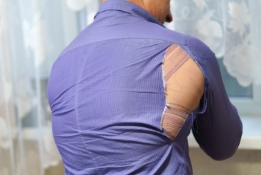 Znate li zašto se muškarcu cepa košulja kada dobije dete?