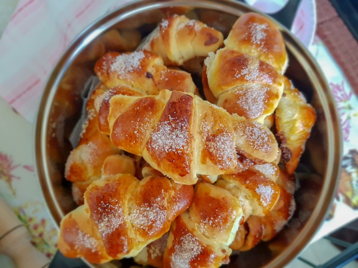 RECEPT NAŠIH BAKA ZA KIFLICE KOЈE SU SVEŽE DANIMA: Tajni sastojak koji im daje mekanu teksturu i savršen je za užinu!