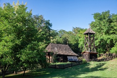 Izletište sa dušom: Devojački bunar i neobična crkva od drveta