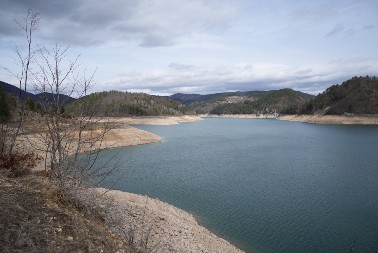Panorame koje oduzimaju dah – otkrijte Zaovinsko jezero, dom Pančićeve omorike