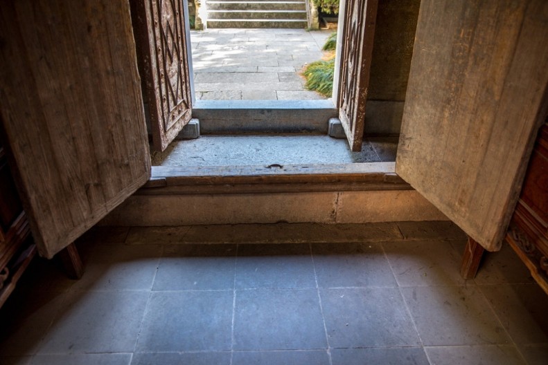 Zašto se preko praga prelazi desnom nogom– simbolika i zaštita doma u srpskoj tradiciji