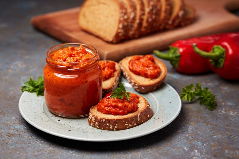 Ne treba vam smederevac, nema dima, ni dosadnog ljuštenja: Recept za najlepši ajvar iz rerne od barene paprike