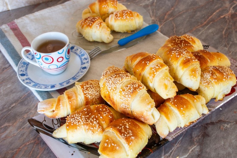 Recept za domaće kiflice koje danima ostaju sveže: Em brze, em jeftine, a savršene za poneti za užinu ili na posao