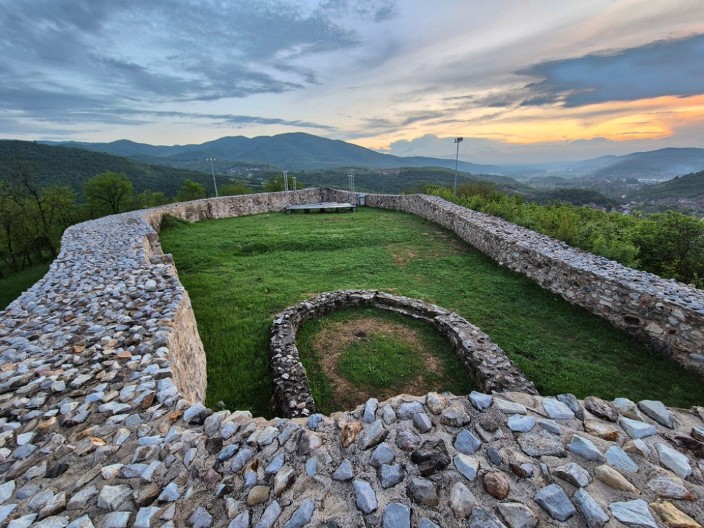 Tvrđava na brdu iznad Prokuplja koja čuva tragove Rimljana, Vizantije i ustanika – Večiti stražar iznad Toplice