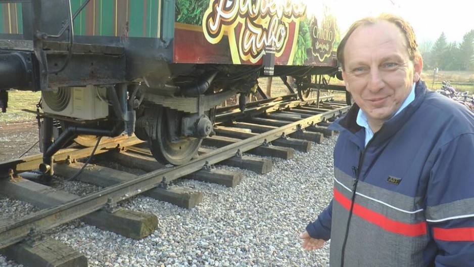 Vladimir na planinskom proplanku "parkirao" vagon i šine i napravio jedinstveni kafić: Ljude jedno oduševljava