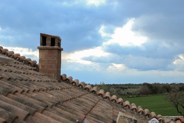 Zašto se gledalo da li se dim diže pravo: Znak dobra, zla i tihe poruke neba