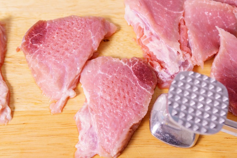 3 trika da meso uvek bude sočno i mekano: Jedan način primenjivale su i naše bake, uspeva bez greške