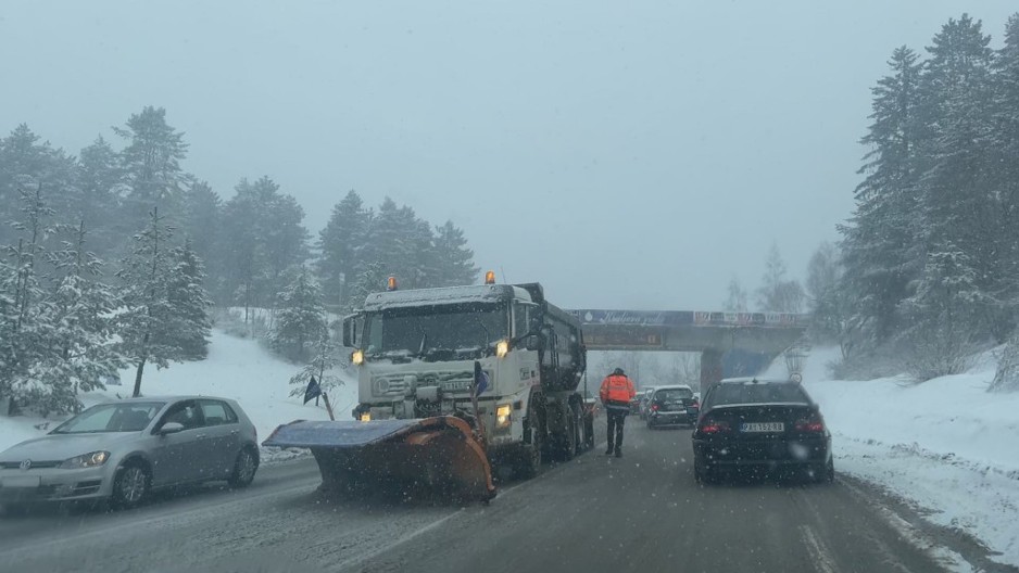 Preko 20 centimetara snega na Zlatiboru, u Užicu lomio grane i stabla: Zima stisla zube u ovom delu Srbije, za sada nema zavejanih puteva