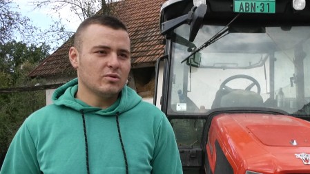 Svi trče u grad da rade za platu, a ustvari život na selu je privlegija: Veljko odlučio da ostane na dedovini u užičkom selu, gaje hektar maline i preko 50 grla stoke