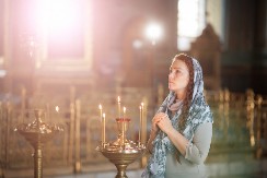 "DA LI U CRKVU MORAM U SUKNJI" Iguman manastira Fenek objasnio pravila oblačenja, ali i kako se celiva ikona! Polemika oko marame