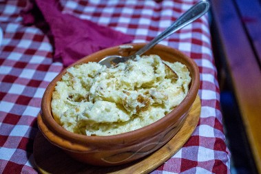 Popara s lukom na vodi: Skromno jelo iz naroda koje vraća miris ognjišta