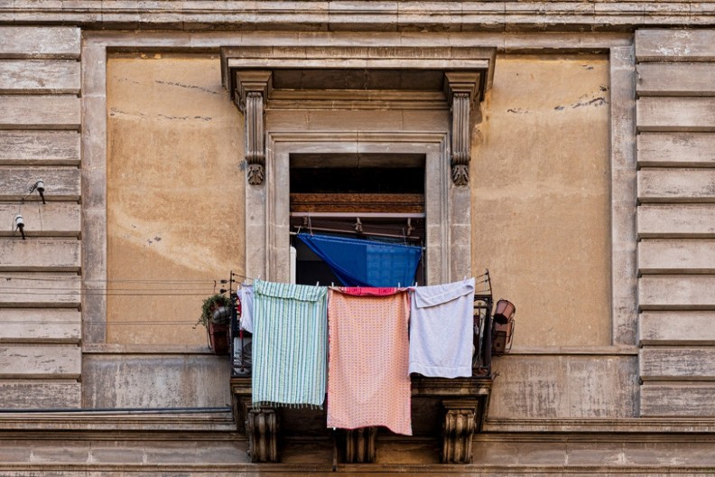 Zašto se veš nije kačio u zoru: Stari običaj koji je čuvao dom od senki
