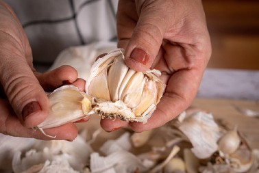Znate li kako da uklonite miris luka sa ruku? Rešenje je jednostavno i nije sapun