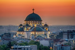 I STARO I MLADO SE KRSTI KAD PROLAZI PORED CRKVE, ČAK I KAD SU U GRADSKOM PREVOZU: Sveštenik objasnio da li je to hrišćanski čin