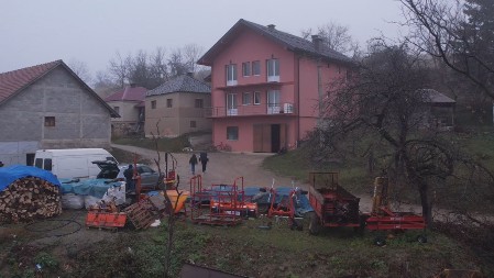 Četiri generacije i 11 članova porodice Stefanović živi pod jednim krovom: Sve stekli poštenim radom a deda kaže - jedini san nam je kilometar ipo asfaltnog puta