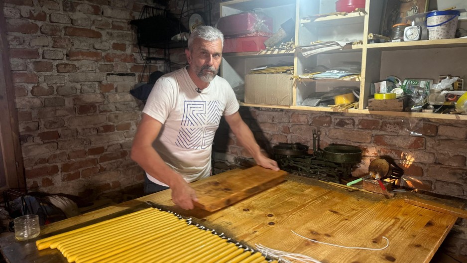 „Sveća prati čoveka od rođenja do upokojenja“: Slobodan iz Ježevice već 29 godina ručno pravi voštanice i čuva jedan od najstarijih srpskih zanata
