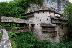 "Dolaze zbog vere u isceljenje, ali i da će naći srodnu dušu": Tajna nepristupačnog manastira na jugu Srbije gde dolaze i pravoslavci i muslimani da pronađu mir