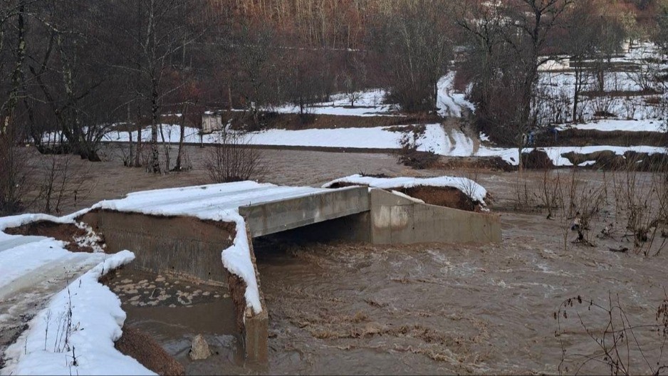 Vanredna situacija zbog poplava proglašena u nekoliko mesnih zajednica - odneti putevi i oštećeni mostovi