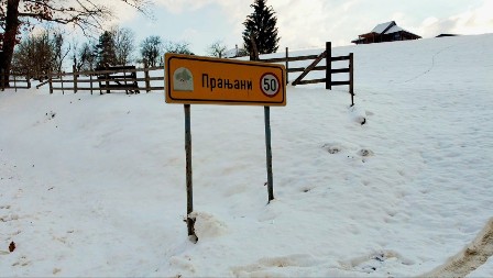 Meštani tvrde - svake noći nestaje nam 15.000 litara vode, neko je namerno ispušta u potok i ugrožava čitavo selo