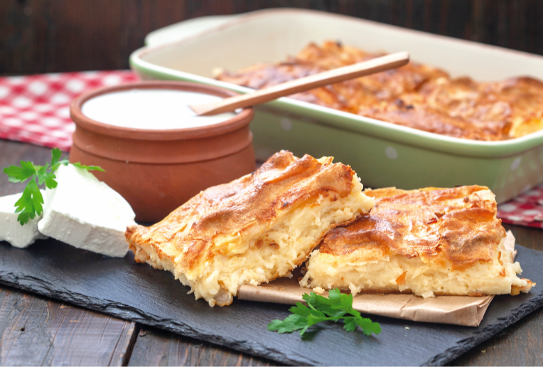 Srpkinje će biti oduševljene ovim starinskim receptom: Gibanica prste da poližete, jedna tepsija biće vam malo