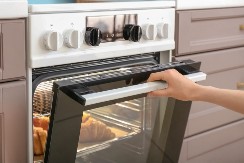 Trik s rernom koji štedi do 25% struje: Računi će biti niži, a dobićete jelo koje je i ukusnije i brže gotovo