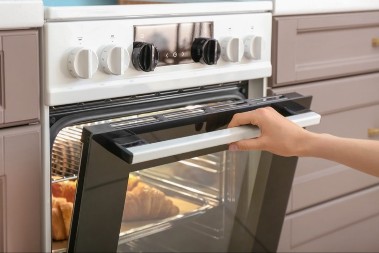 Trik s rernom koji štedi do 25% struje: Računi će biti niži, a dobićete jelo koje je i ukusnije i brže gotovo