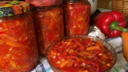 Ma kakav ajvar, pola Srbije kuva lovačku salatu: Paprika krcka pod zubima, a sos je toliko dobar da se jede kašikom
