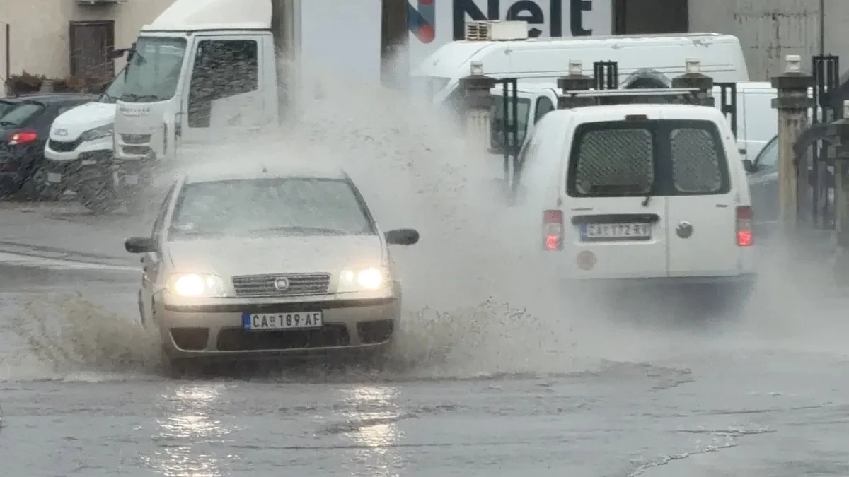 Potop na ulicama Čačka, vozila jedva prolaze: Jaka kiša koja je padala tokom noći napravila problem