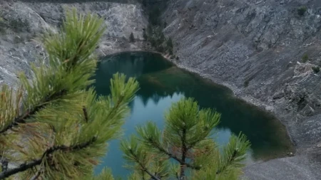 Tirkizni dragulj Zapadne Srbije: Tavničko jezero kod Zlatibora krasi neverovatna lepota, samo retki do njega dolaze