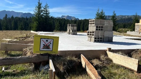 Bez dozvole na državnom zemljištu podigao terasu, metalnu konstrukciju i dva letnjikovca: Krivična prijava protiv Bjelopoljca
