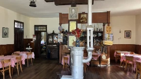 Karirani stolnjaci i viljuška sa Solunskog fronta: Ovo je najstarija kafana u Šumadiji, čuvar vremena i istorije - Dane nastavio dugu porodičnu tradiciju