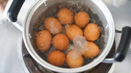 Dodajte ovaj sastojak kada kuvate jaja i ljuska će im sama spasti! U jednom potezu se odvaja
