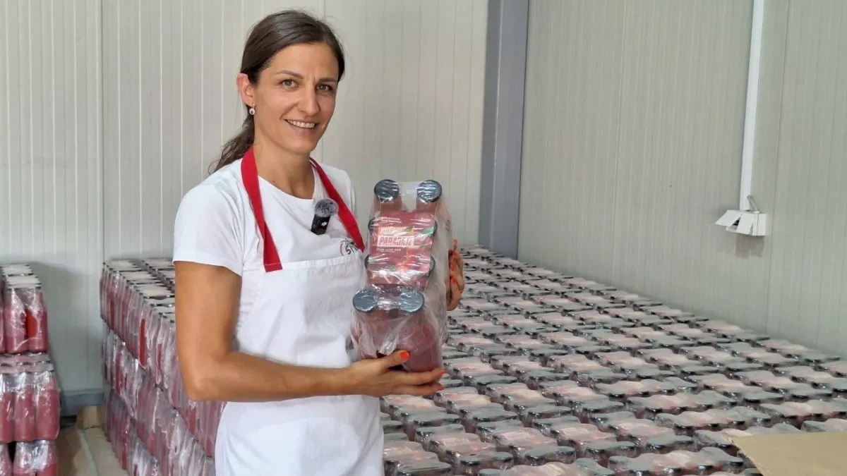 Ona je vojvođanska kraljica paradajza: Sandra godišnje napravi preko 10.000 litara soka, u posao uključena cela porodica 