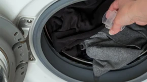 Crna odeća blista kao nova: Dodajte ova 2 sastojka u mašinu i sačuvajte joj boju