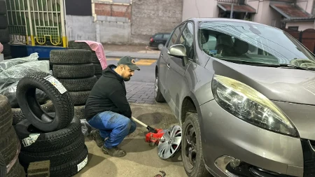 Ogromne gužve u vulkanizerskim radnjama već počele, zakuzuje se unapred: Zimske gume obavezne od nedelje - evo šta savetuje iskusni majstor