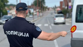 Ne uzimajte telefon u ruke ni dok vozite, ni dok prelazite ulicu: Od danas startuju rigorozne kontrole saobraćajne policije širom Srbije