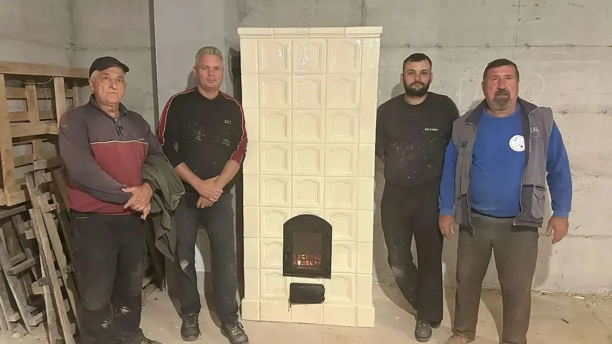 Ruke su im "kaljave" ali obraz čist, a preci ponosni: Igor i Ivan čuvaju porodičnu tradiciju i stari zanat od zaborava - ovako se prave peći koje najbolje greju