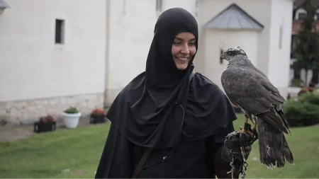 Mati Irina je jedina monahinja sokolar: U zadužbini Nemanjića nastavlja njihovu tradiciju