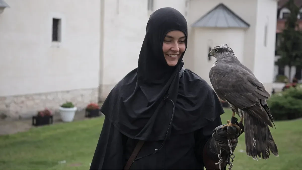 Mati Irina je jedina monahinja sokolar: U zadužbini Nemanjića nastavlja njihovu tradiciju