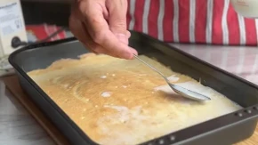 Kolač "4 čaše" je najlepša poslastica: Sastojke izmešajte, sipajte u pleh i dok trepnete gotov je