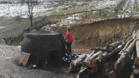 Dobrosavljevići iz Kotraže ne odustaju od proizvodnje ćumura - najbolji je od bukovog drveta