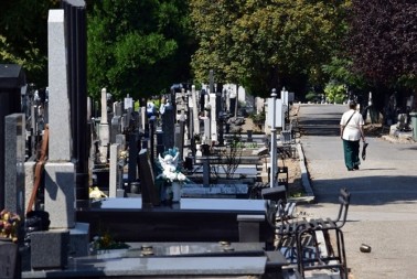 SUTRA SU ZADUŠNICE: Evo šta se nosi na groblje, šta u crkvu