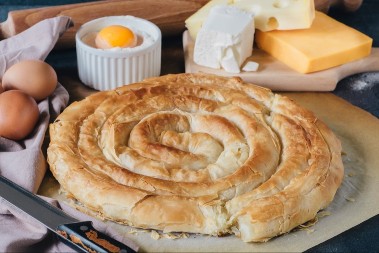 Ovo je bolje i od najukusnijeg bureka: Pita sa mesom od koje ide voda na usta, pravi gurmanski specijalitet