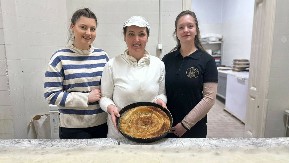 Mira iz Čačka je majstor u razvijanju kora za domaću pitu, tradiciju prenela i na svoje dve kćeri