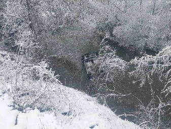 Vozilo u kom su bile četiri žene sletelo u reku, izvlačili ih meštani i vatrogasci-spasioci 