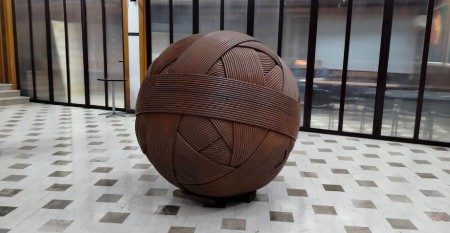 Evo šta simbolizuje "Klupko" jednog od srpskih najistaknutijih vajara - postavljena u Domu kulture u Prijepolju