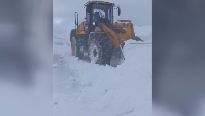 Jak vetar pravi smetove visine nekoliko metara, vozačima se savetuje da ovuda ne kreću na put